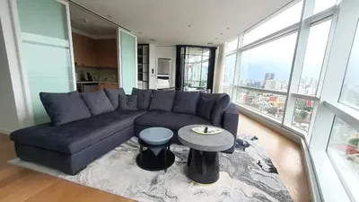 Wohnzimmer; holzboden, tageslicht, moderner stil, hohe decken