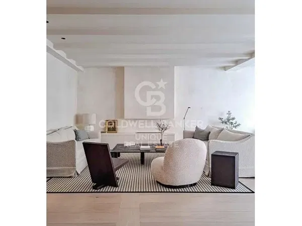 Cozinha; eletrodomésticos, chão de madeira, luz natural, estilo moderno, renovado