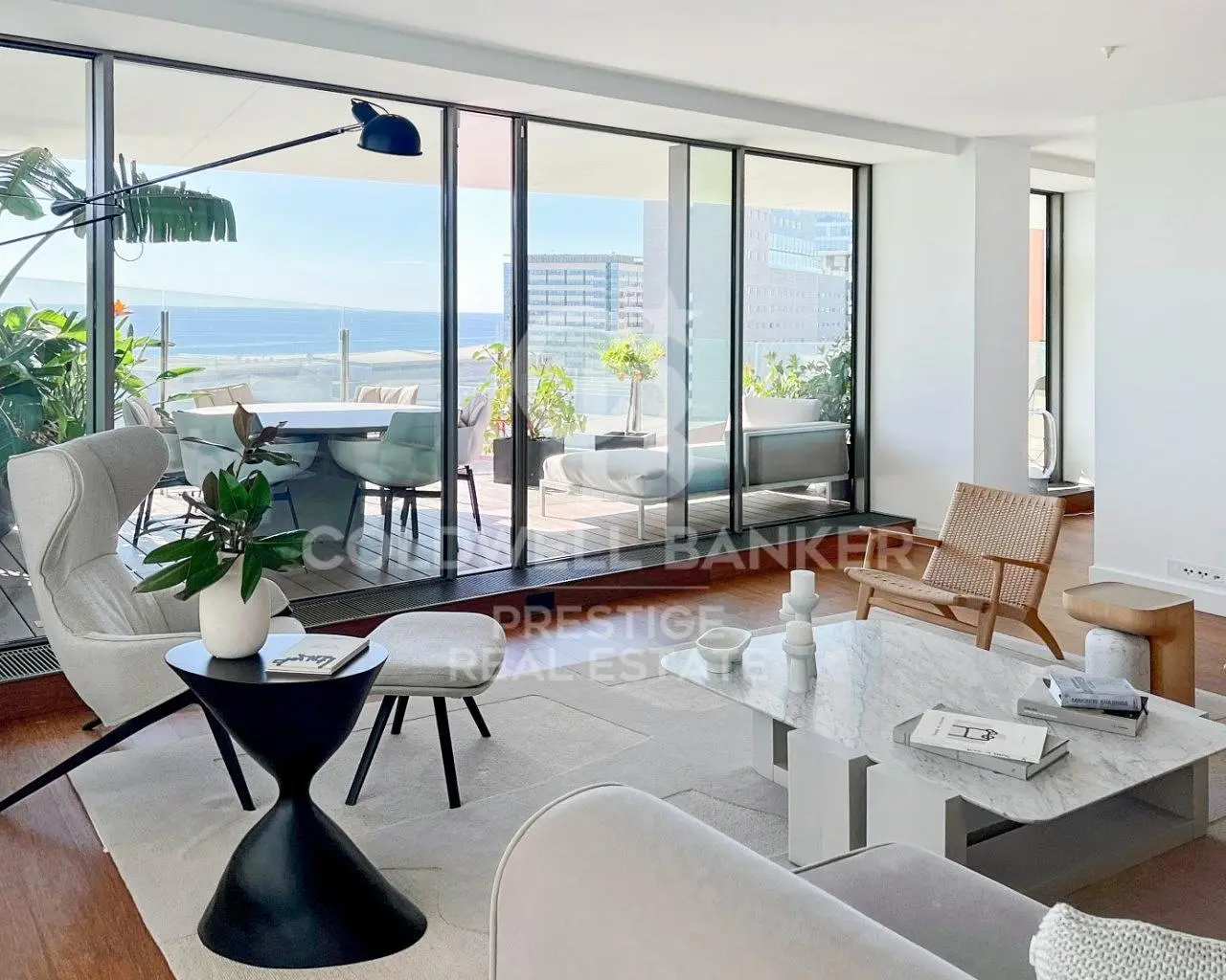 Wohnzimmer; holzboden, tageslicht, moderner stil, hohe decken