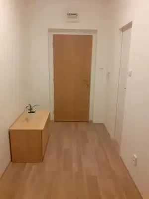 Sala de estar; chão de madeira, luz natural, estilo moderno, teto alto