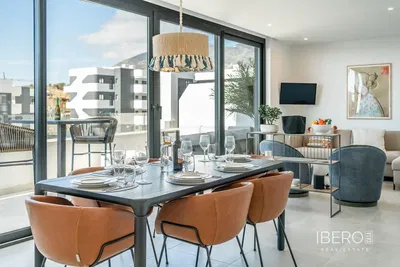 Σαλόνι; ξύλινο πάτωμα, φυσικό φως, μοντέρνο στυλ, ψηλά ταβάνια