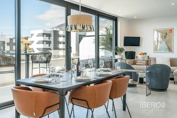 Σαλόνι; ξύλινο πάτωμα, φυσικό φως, μοντέρνο στυλ, ψηλά ταβάνια