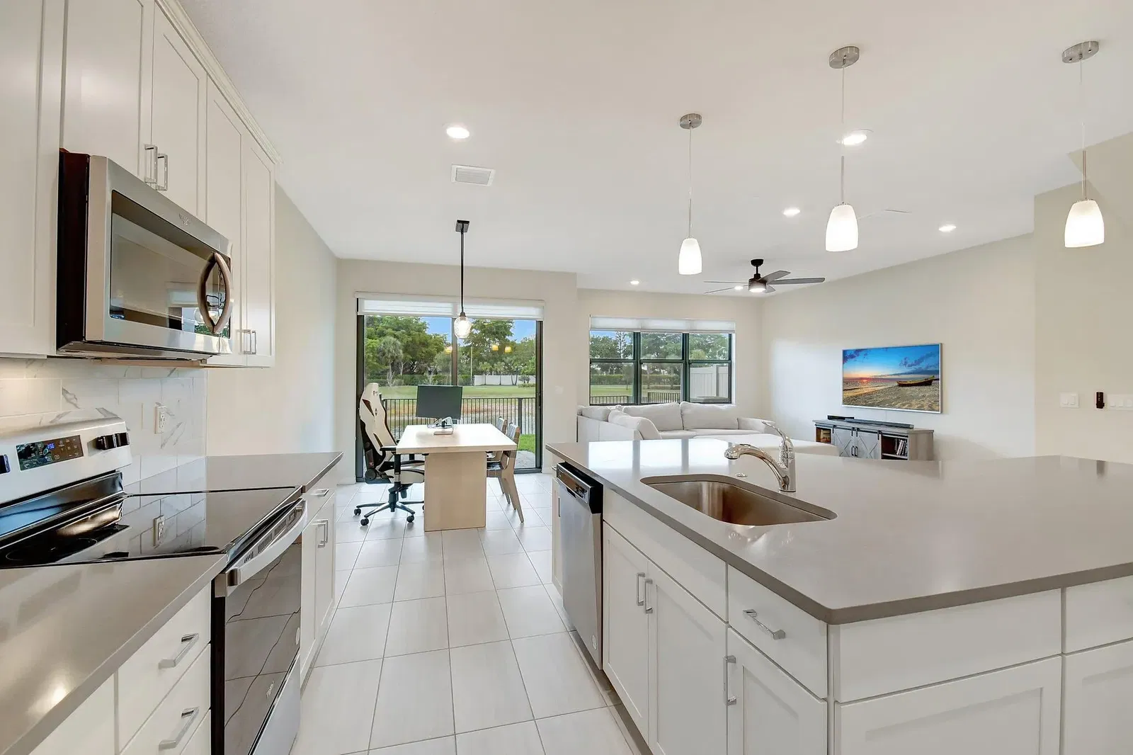 Wohnzimmer; holzboden, tageslicht, moderner stil, hohe decken