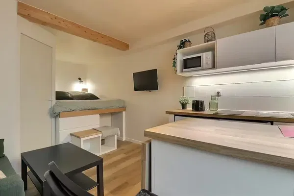 Küche; küchengeräte, holzboden, tageslicht, moderner stil, renoviert