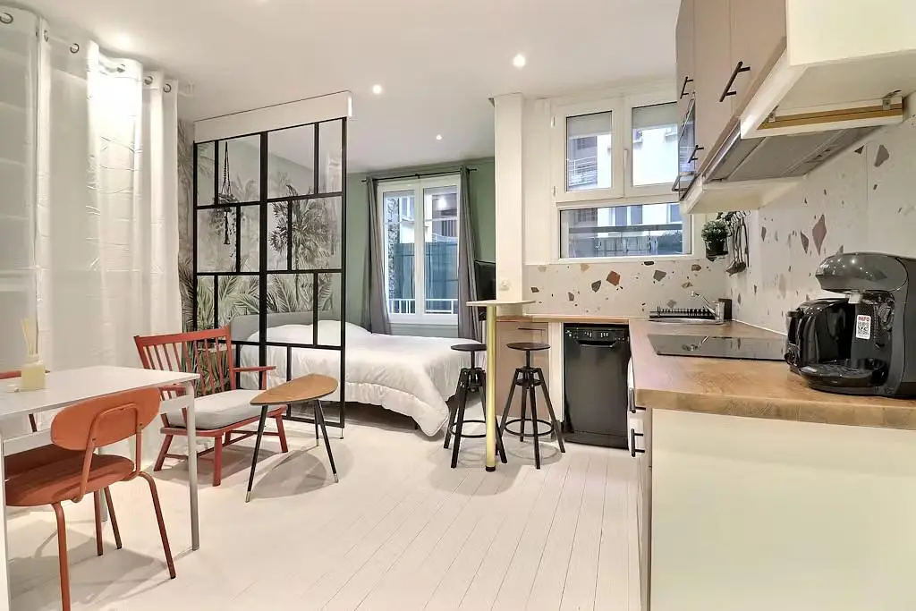 Salon; parquet, lumière naturelle, style moderne, hauteur sous plafond