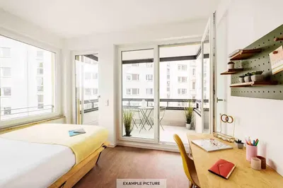 Woonkamer; houten vloer, natuurlijk licht, moderne stijl, hoge plafonds