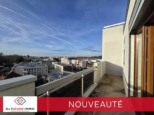 Σαλόνι; ξύλινο πάτωμα, φυσικό φως, μοντέρνο στυλ, ψηλά ταβάνια