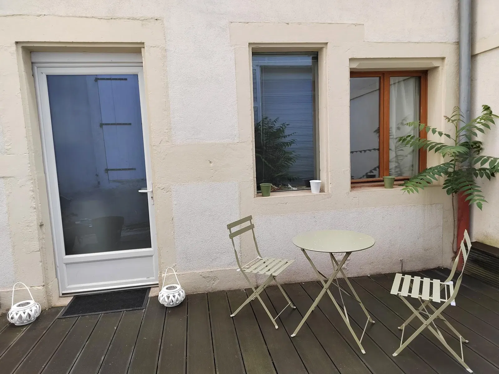 Σαλόνι; ξύλινο πάτωμα, φυσικό φως, μοντέρνο στυλ, ψηλά ταβάνια