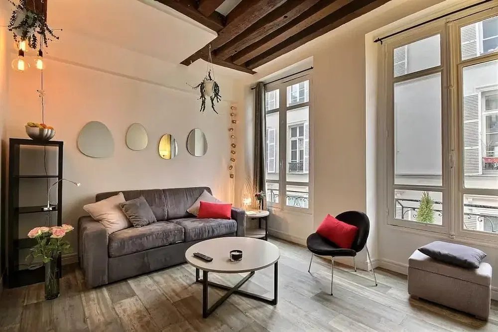 Wohnzimmer; holzboden, tageslicht, moderner stil, hohe decken