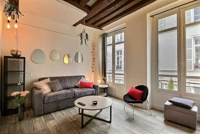 Wohnzimmer; holzboden, tageslicht, moderner stil, hohe decken