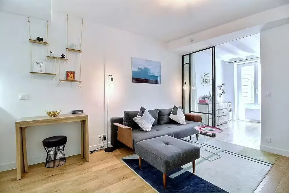 Obývací pokoj; dřevěná podlaha, přirozené světlo, moderní styl, vysoké stropy