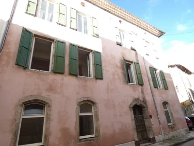 Wohnzimmer; holzboden, tageslicht, moderner stil, hohe decken