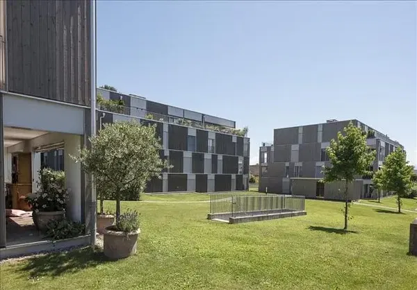 Σαλόνι; ξύλινο πάτωμα, φυσικό φως, μοντέρνο στυλ, ψηλά ταβάνια