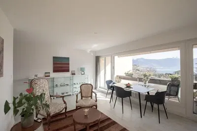 Keuken; keukenapparatuur, houten vloer, natuurlijk licht, moderne stijl, gerenoveerd