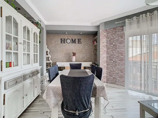 Дневна соба; дрвени под, природно светло, модерни стил, високи плафони