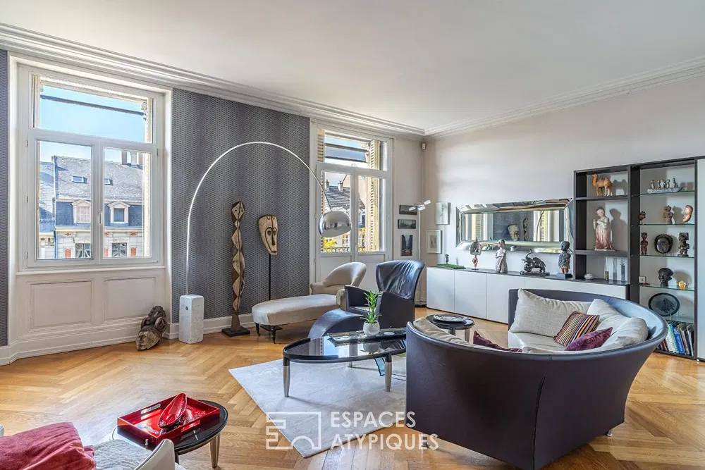 Σαλόνι; ξύλινο πάτωμα, φυσικό φως, μοντέρνο στυλ, ψηλά ταβάνια