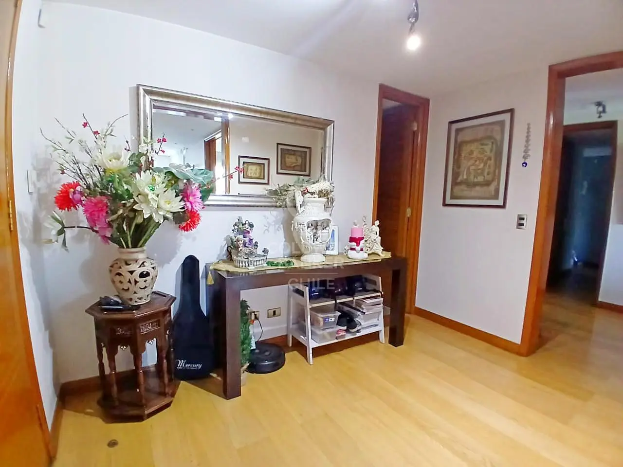 Wohnzimmer; holzboden, tageslicht, moderner stil, hohe decken