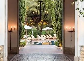 Σαλόνι; ξύλινο πάτωμα, φυσικό φως, μοντέρνο στυλ, ψηλά ταβάνια