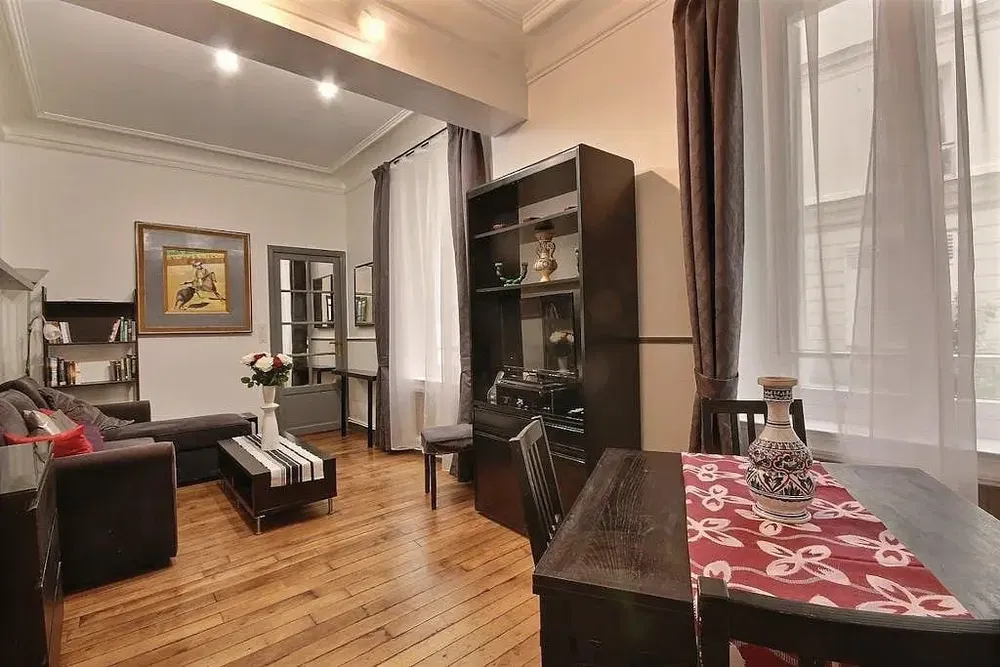 Wohnzimmer; holzboden, tageslicht, moderner stil, hohe decken