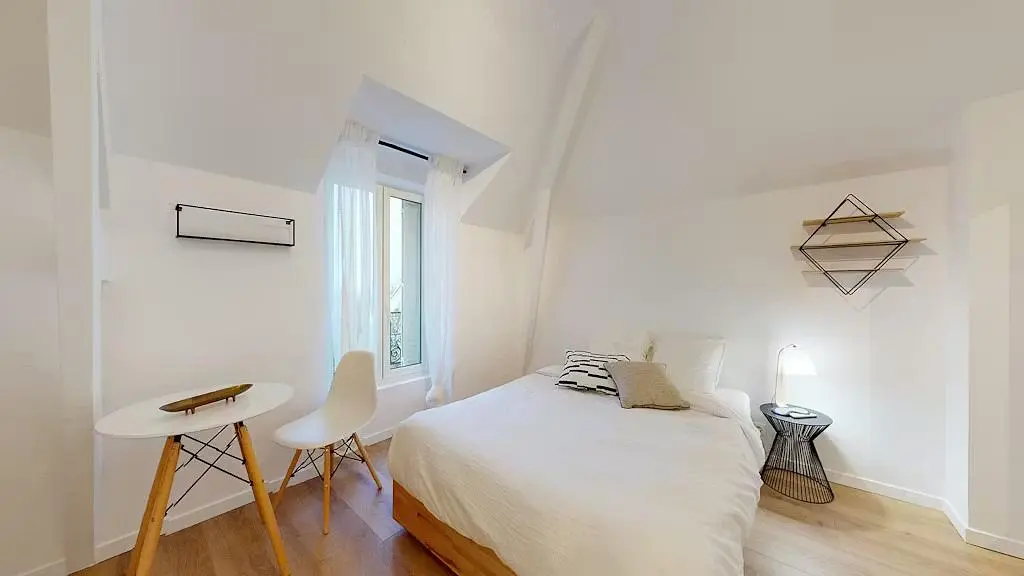 Wohnzimmer; holzboden, tageslicht, moderner stil, hohe decken