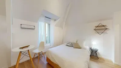 Wohnzimmer; holzboden, tageslicht, moderner stil, hohe decken