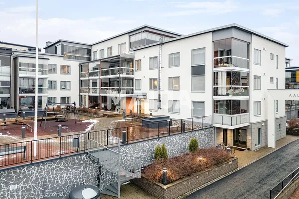 Wohnzimmer; holzboden, tageslicht, moderner stil, hohe decken