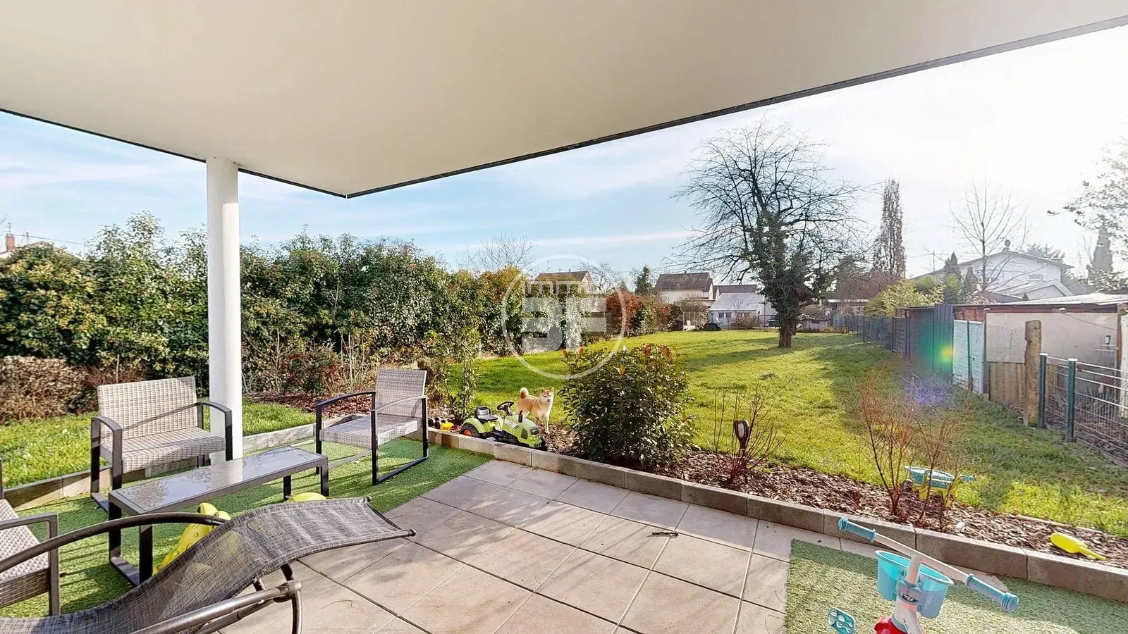 Wohnzimmer; holzboden, tageslicht, moderner stil, hohe decken