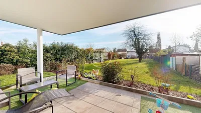 Wohnzimmer; holzboden, tageslicht, moderner stil, hohe decken