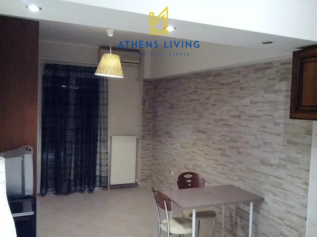 Woonkamer; houten vloer, natuurlijk licht, moderne stijl, hoge plafonds