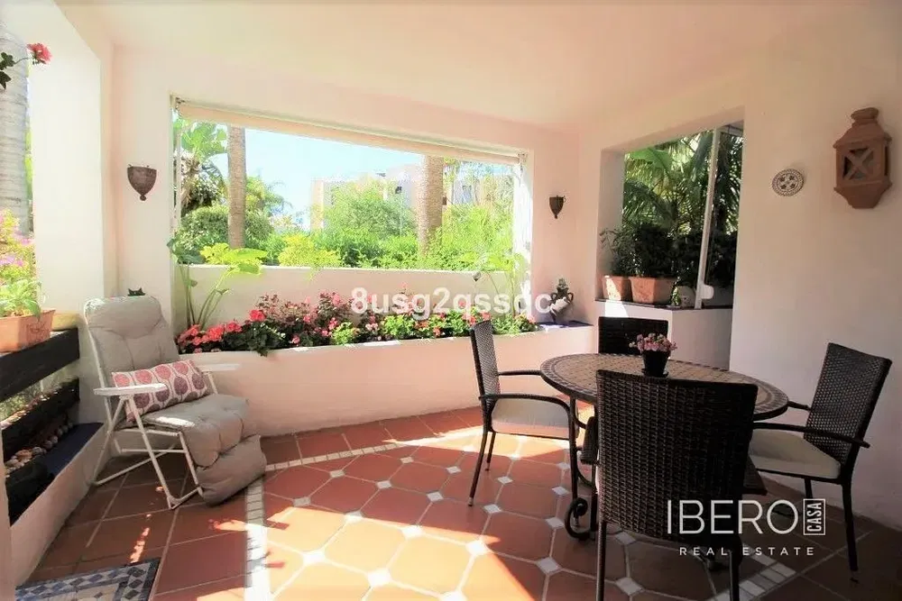 Woonkamer; houten vloer, natuurlijk licht, moderne stijl, hoge plafonds