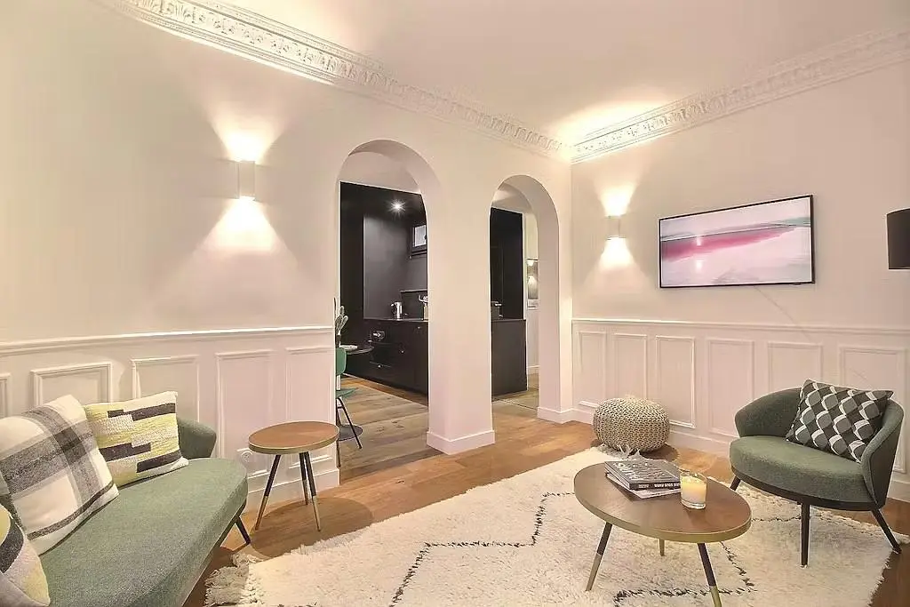 Living room; wood floor, natural light, modern style, high ceiling
