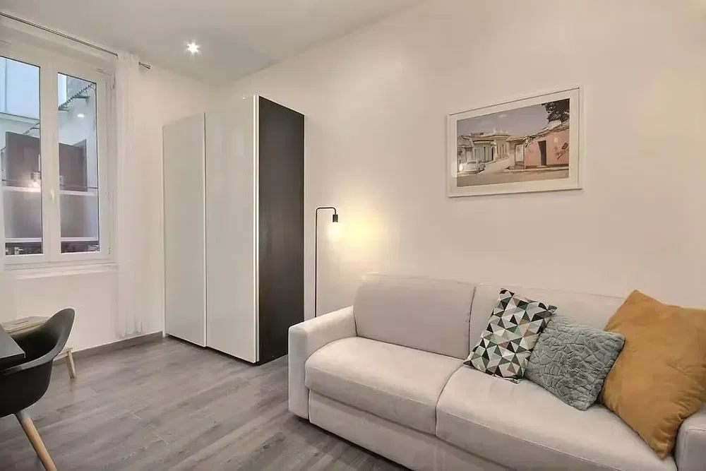 Wohnzimmer; holzboden, tageslicht, moderner stil, hohe decken