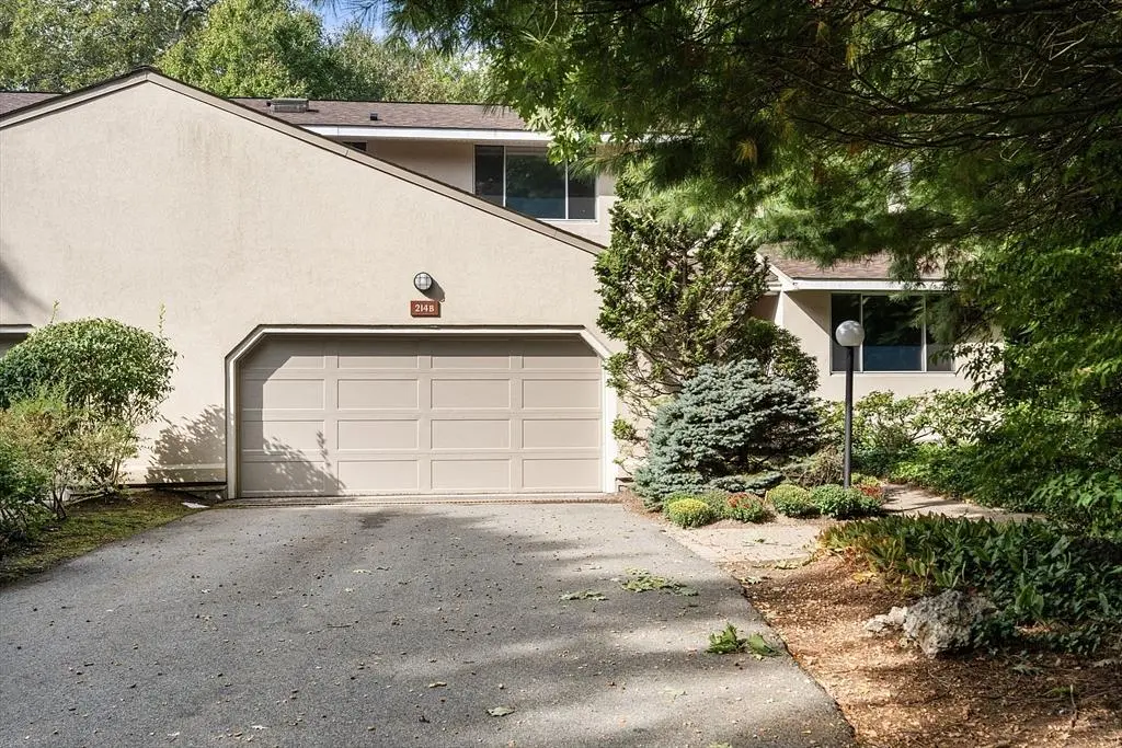 Salon; parquet, lumière naturelle, style moderne, hauteur sous plafond