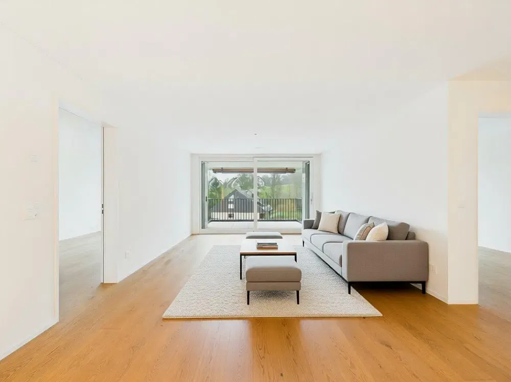 Σαλόνι; ξύλινο πάτωμα, φυσικό φως, μοντέρνο στυλ, ψηλά ταβάνια