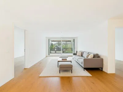 Σαλόνι; ξύλινο πάτωμα, φυσικό φως, μοντέρνο στυλ, ψηλά ταβάνια