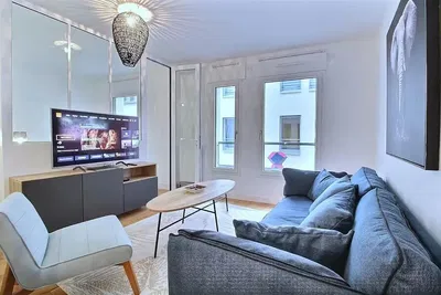 Woonkamer; houten vloer, natuurlijk licht, moderne stijl, hoge plafonds