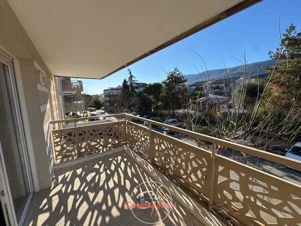 Κουζίνα; συσκευές κουζίνας, ξύλινο πάτωμα, φυσικό φως, μοντέρνο στυλ, ανακαινισμένο