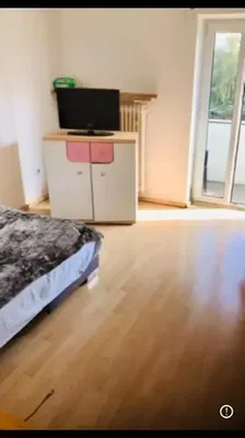 Salon; parquet, lumière naturelle, style moderne, hauteur sous plafond