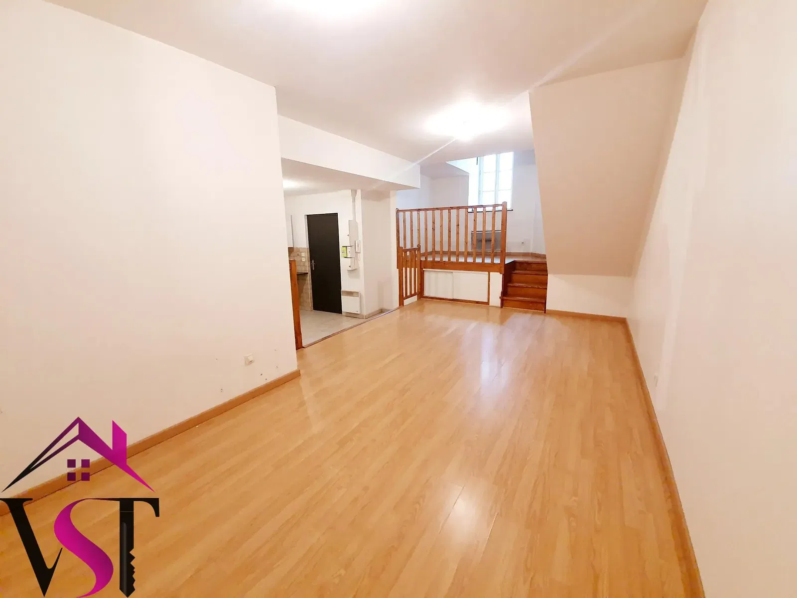 Keuken; keukenapparatuur, houten vloer, natuurlijk licht, moderne stijl