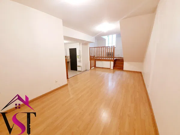 Keuken; keukenapparatuur, houten vloer, natuurlijk licht, moderne stijl