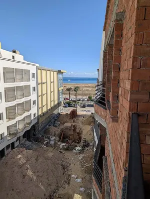 Σαλόνι; ξύλινο πάτωμα, φυσικό φως, μοντέρνο στυλ, ψηλά ταβάνια