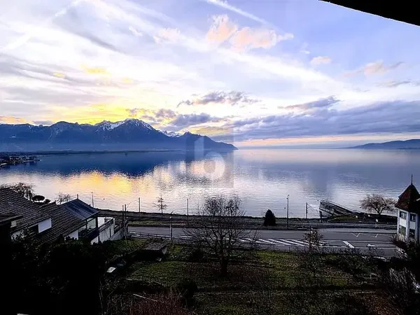 Woonkamer; houten vloer, natuurlijk licht, moderne stijl, hoge plafonds