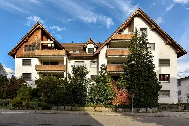 Salon; podłoga drewniana, światło dzienne, styl nowoczesny, wysokie sufity