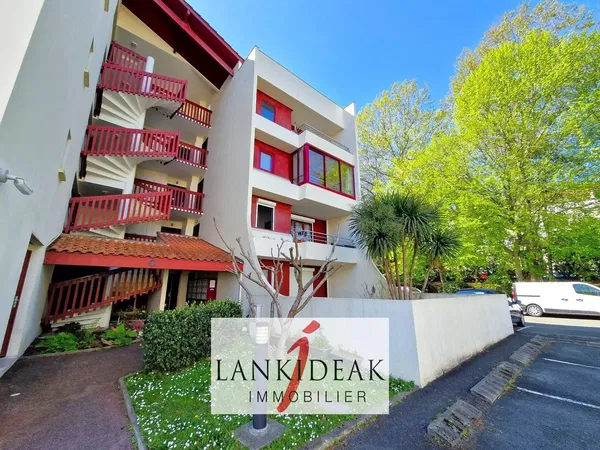 Κουζίνα; συσκευές κουζίνας, ξύλινο πάτωμα, φυσικό φως, μοντέρνο στυλ, ανακαινισμένο