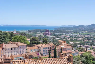 غرفة معيشة; أرضية خشبية, ضوء طبيعي, أسلوب عصري, أسقف عالية