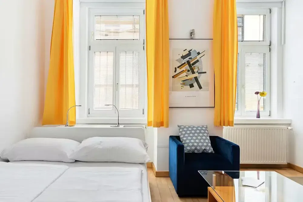 Dnevna soba; drveni pod, prirodno svjetlo, moderni stil, visoki plafoni