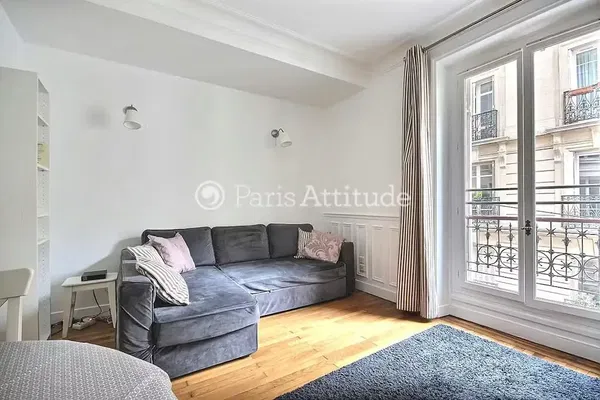 Salon; parquet, lumière naturelle, style moderne, hauteur sous plafond