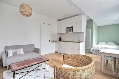 Salon; parquet, lumière naturelle, style moderne, hauteur sous plafond