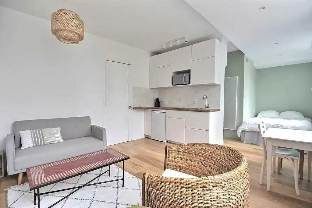 Salon; parquet, lumière naturelle, style moderne, hauteur sous plafond