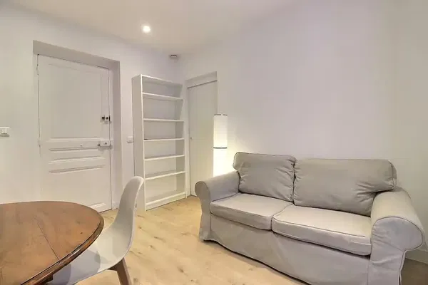 Obývací pokoj; dřevěná podlaha, přirozené světlo, moderní styl, vysoké stropy